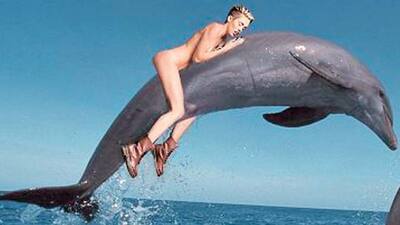 Çıplak Miley her yerde!