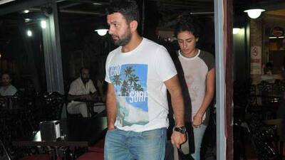 Düğünü de albümü de erteledi!