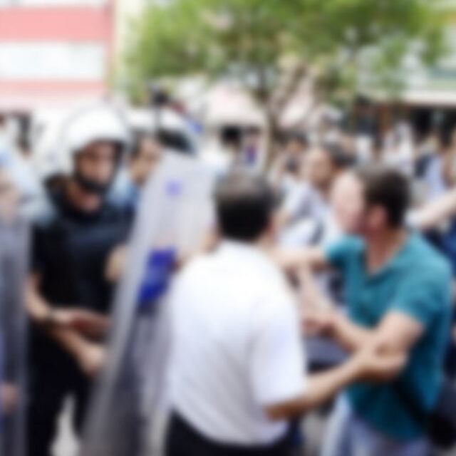 Adliye önünde silahlar patladı