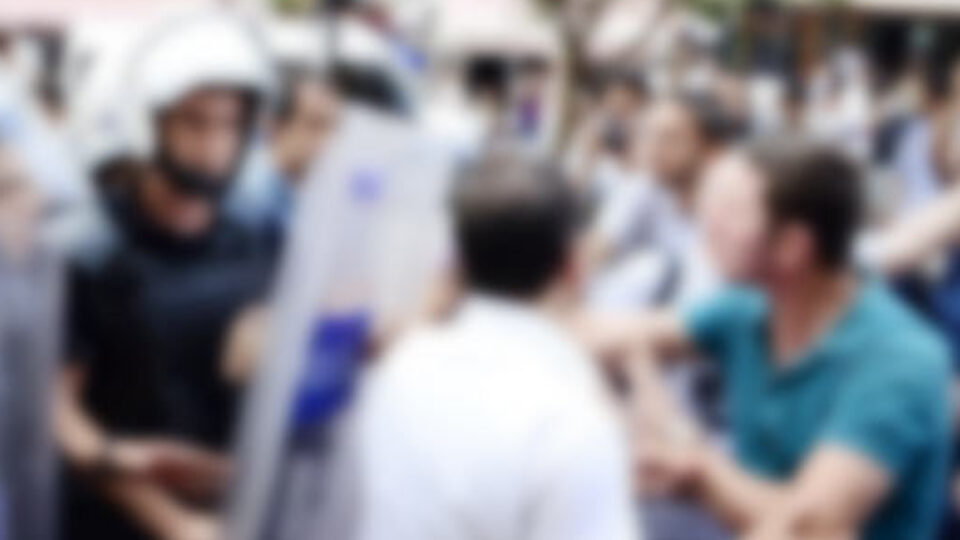 Adliye önünde silahlar patladı