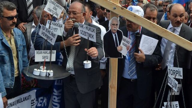 MEB önünde terazili eylem