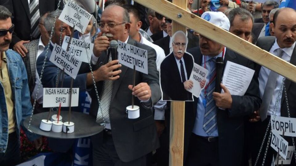 MEB önünde terazili eylem