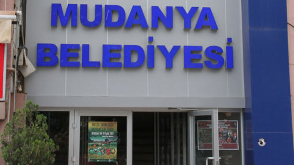 AK Partili belediyeye polis baskını