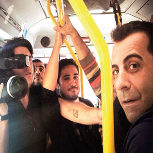 Bir erkek bir metrobüs