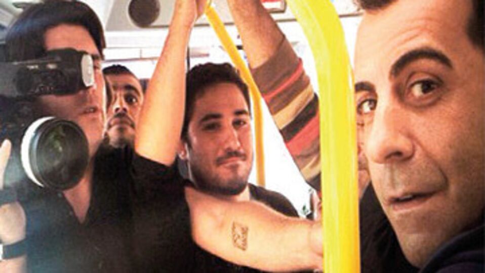 Bir erkek bir metrobüs