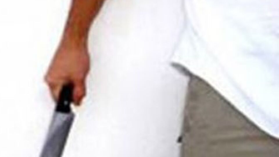 Sevdiği kızdan vazgeçmeyince boğazını kestiler