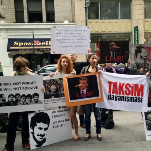 Gül'e New York'ta 'pinokyo'lu protesto