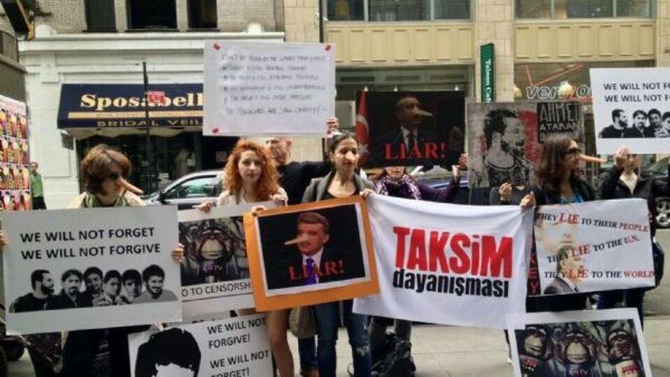 Gül'e New York'ta 'pinokyo'lu protesto