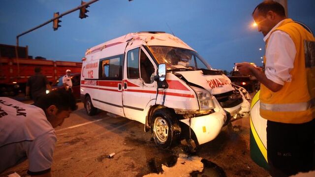 Bu kez ambulans kaza yaptı