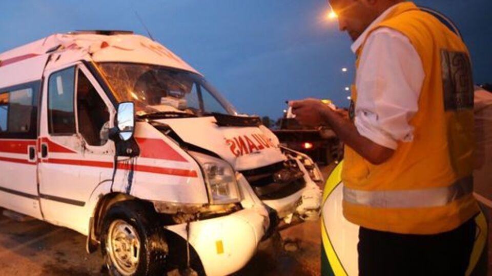 Bu kez ambulans kaza yaptı