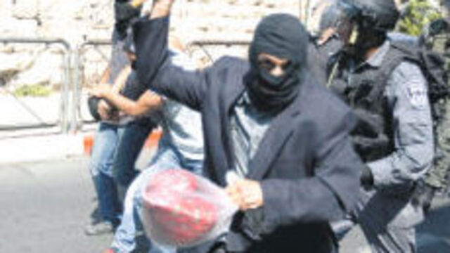Gizli polis bastonla saldırdı