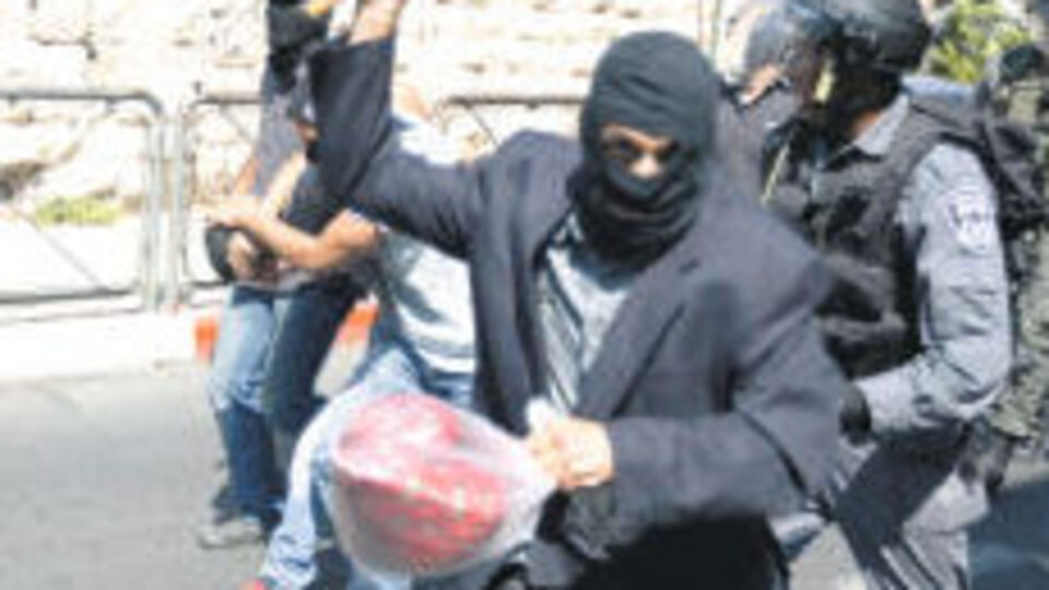 Gizli polis bastonla saldırdı