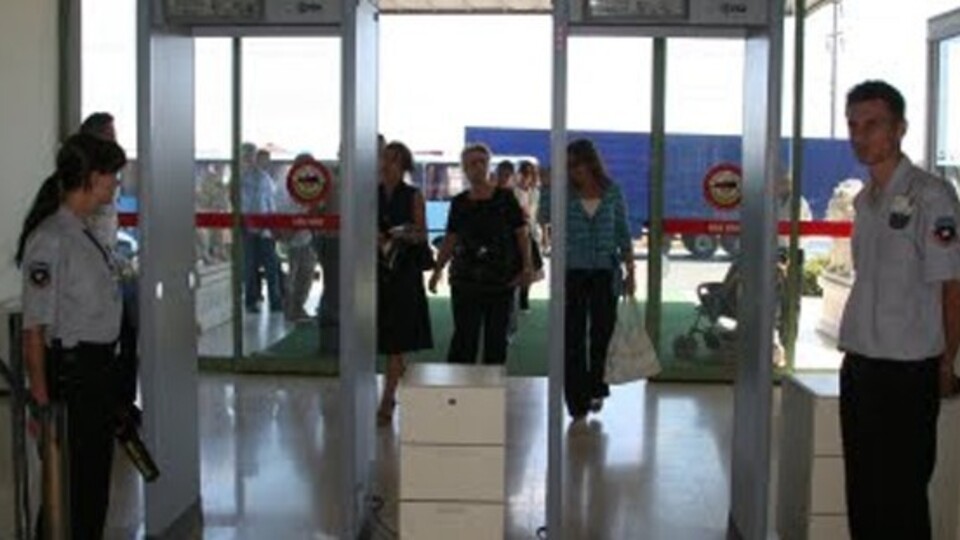 Güvenlik görevlisini görev dışına çıkaran yandı!