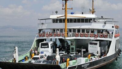 Feribot çöktü kamyon denize uçtu