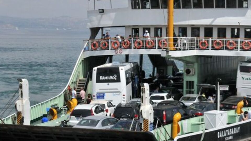 Feribot çöktü kamyon denize uçtu