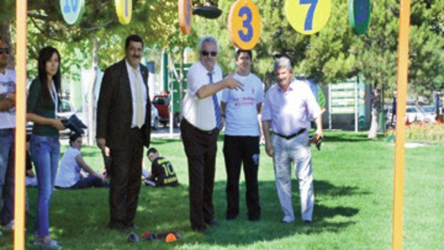 Ayakkabıları böyle fırlattılar!