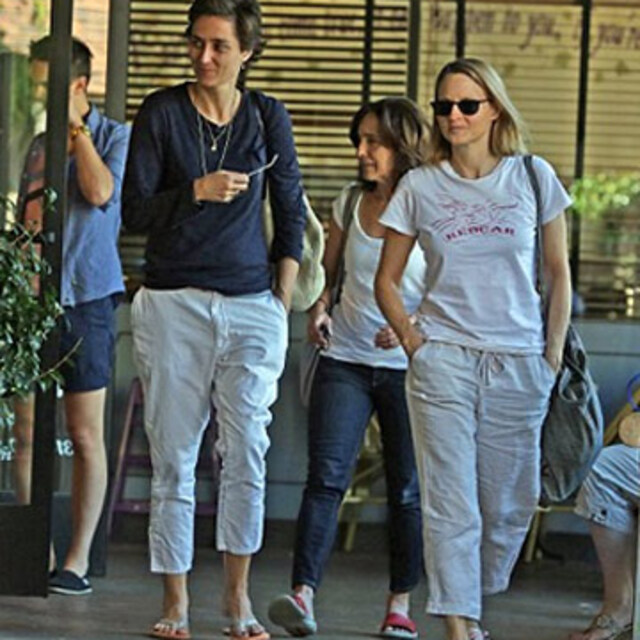 Jodie Foster kız arkadaşıyla görüntülendi