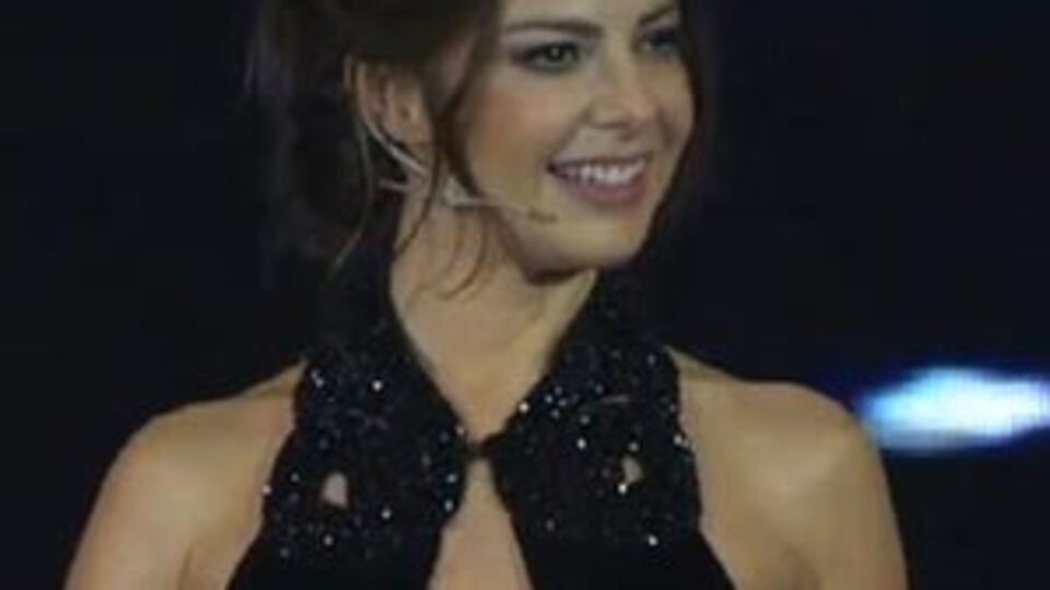 Televizyonda böyle dekolte olur mu?