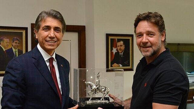 Russel Crowe filmi için mekan bakıyor