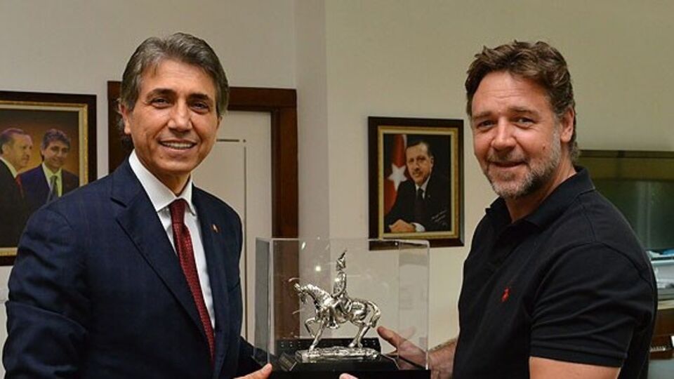 Russel Crowe filmi için mekan bakıyor