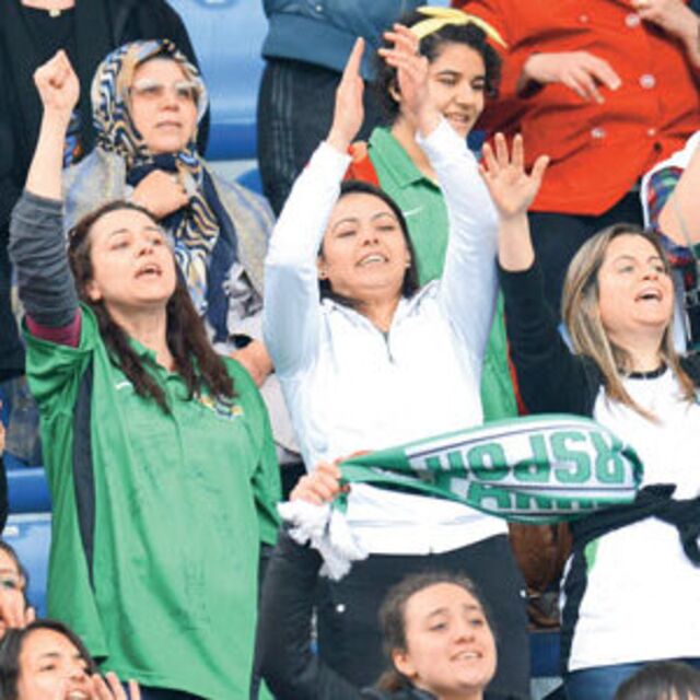 Kadın futbol taraftarları daha mı ateşli?