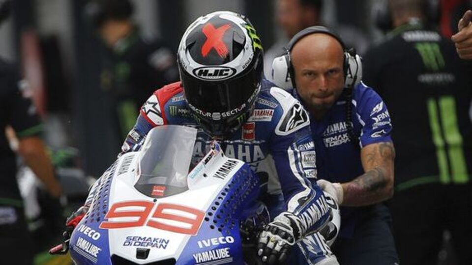 Lorenzo kazandı, Marquez diskalifiye edildi