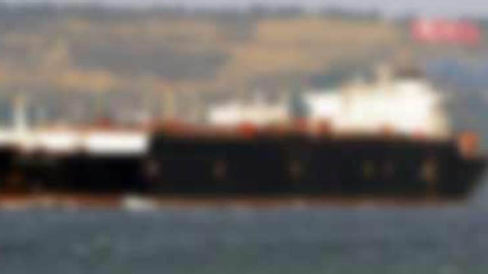 Dev tanker boğazı kapattı