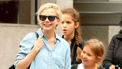 Kızını yanından ayırmıyor