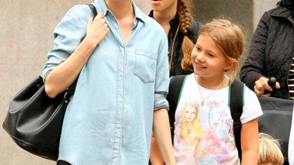 Kızını yanından ayırmıyor