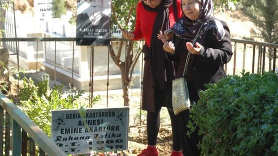 Ünlü türkücü annesinin naaşını memleketine nakletti!