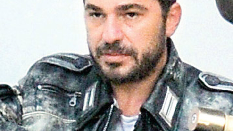 Damatlık smokini hediye etti