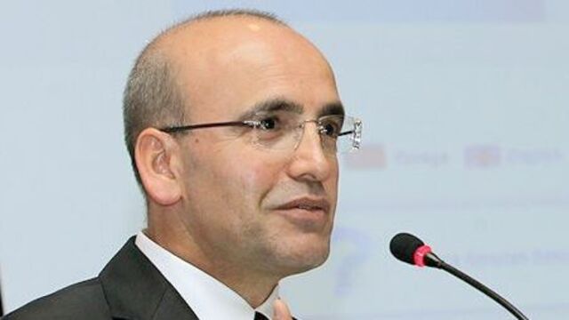 Maliye Bakanı'nın fotoğraf tutkusu!