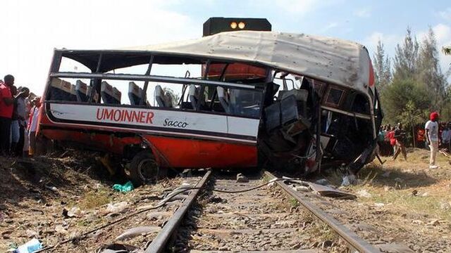 Tren otobüse çarptı