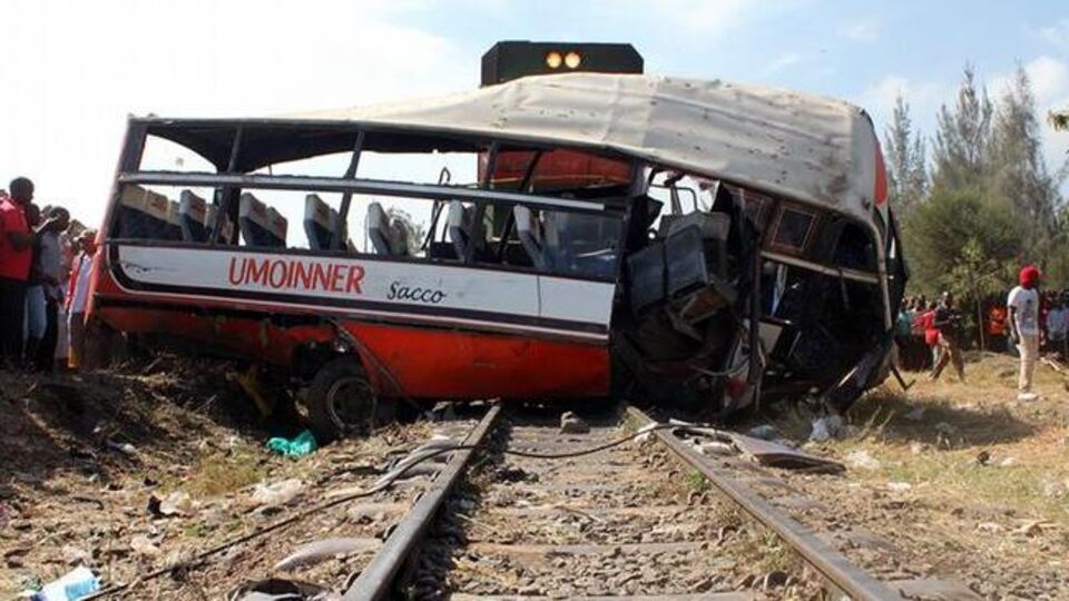 Tren otobüse çarptı