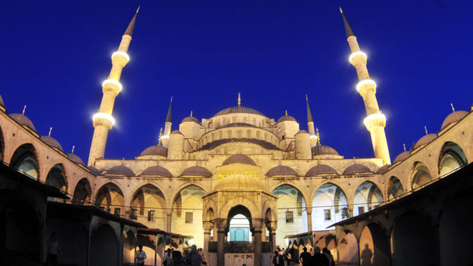 404 yıllık tarih 5 santim yana kaydı!