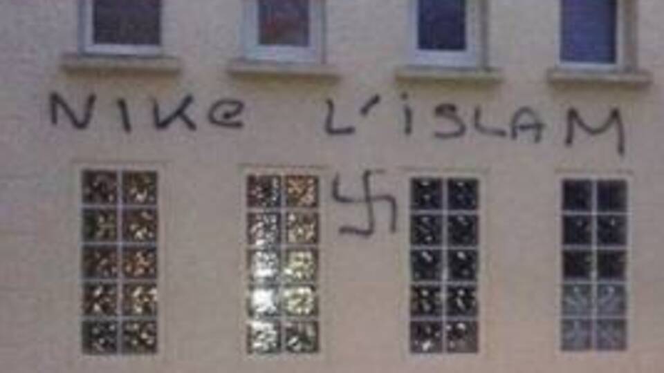 İki camiye çirkin saldırı