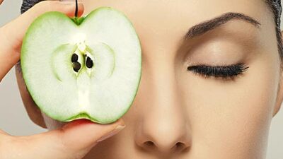 Göz altlarınızdaki morlukları elmayla yok edin!
