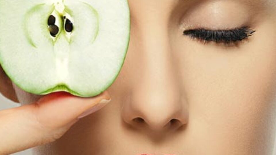 Göz altlarınızdaki morlukları elmayla yok edin!