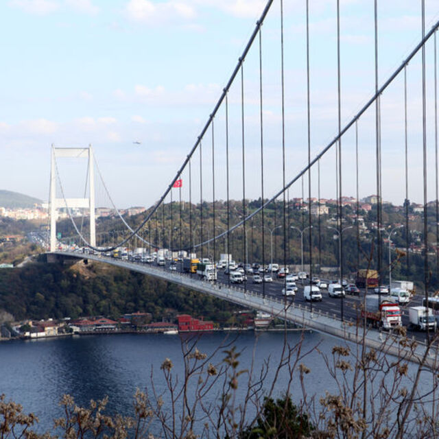 Ağır taşıtlar köprüyü bitiriyor!
