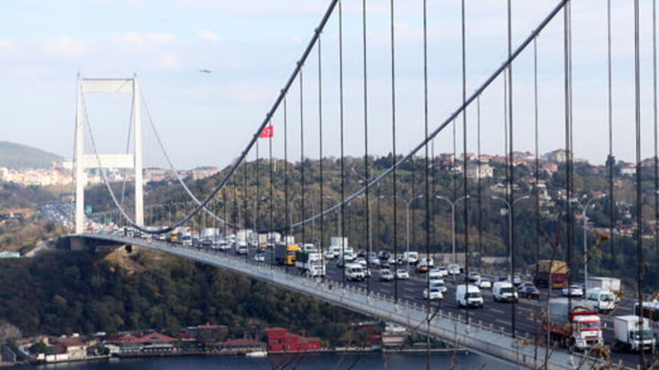 Ağır taşıtlar köprüyü bitiriyor!