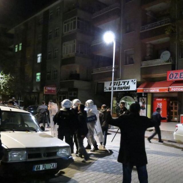 Üniversite yurdunda 'bayrak' kavgası!