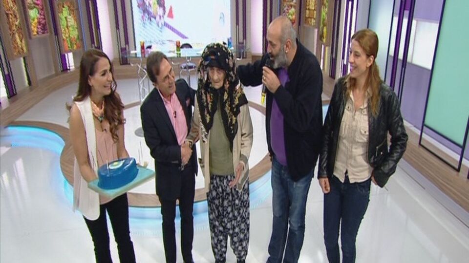 120. yaşını stüdyoda kutladı