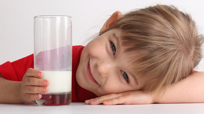 Çocuklara gece yatmadan önce süt içirmeyin!