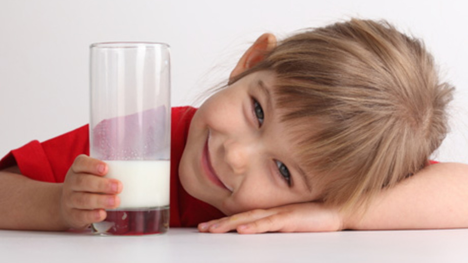 Çocuklara gece yatmadan önce süt içirmeyin!