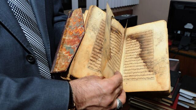 500 yıllık el yazması ile çürümüş kuş ölüsü bir arada