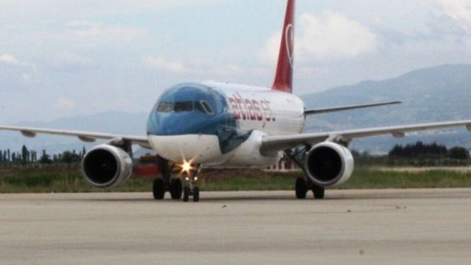 Bomba ihbarı ve teknik arıza rötar yaptırdı