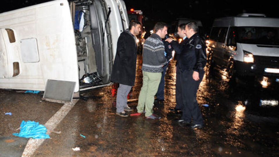 İşçileri taşıyan midibüs devrildi!