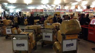 Havalimanında 88 dev piton derisi