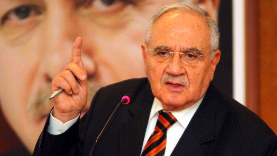 Eski bakan kendine ve eşine mezar yaptırdı