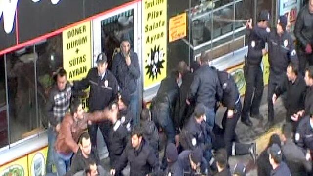 İtfaiyeciler ile polis arasında arbede!